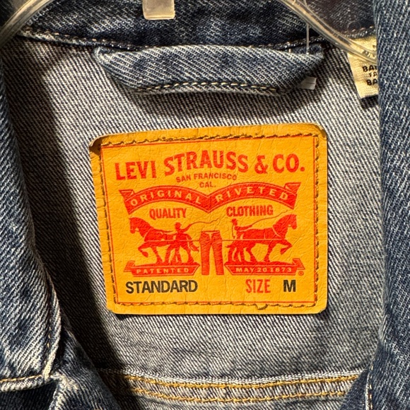 Levi's Blue Denim Jacket with Button Details - Picture 2 of 3